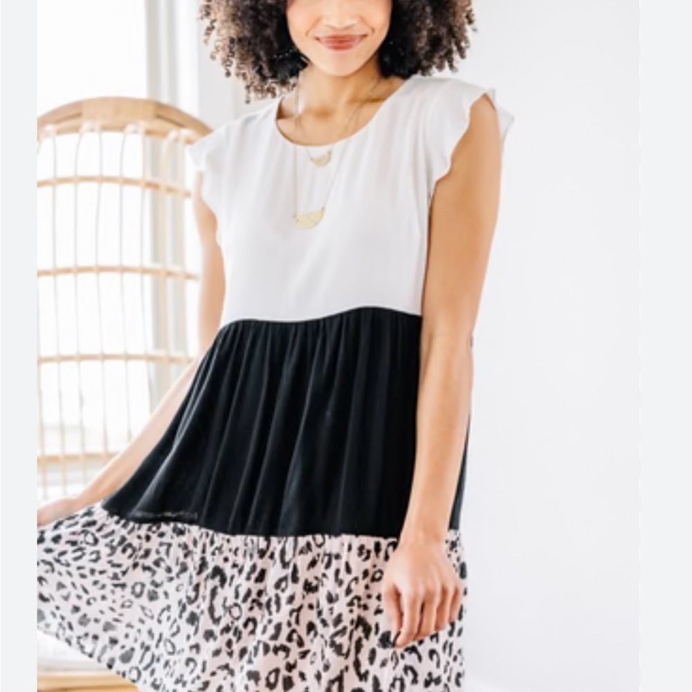 Andree By Unit Large Color blocked animal print Dress